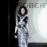 Vestido metalizado de la colección otoño/invierno 2013/2014 de Roberto Verino en Madrid Fashion Week