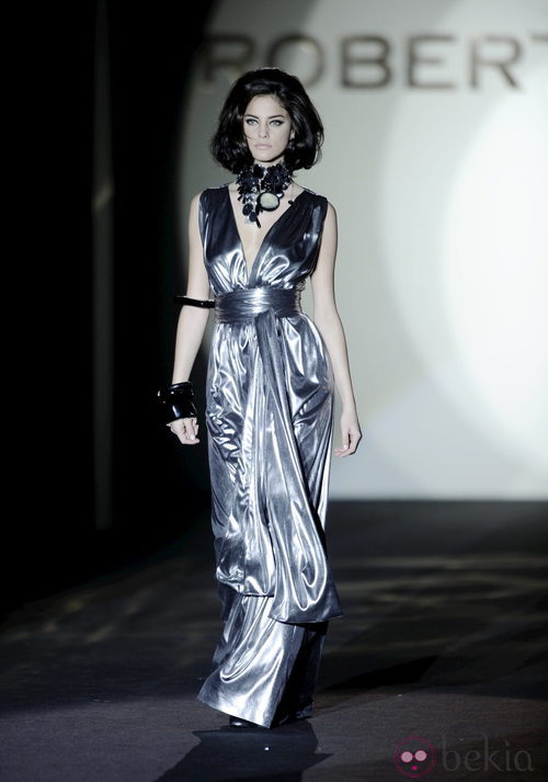 Vestido metalizado de la colección otoño/invierno 2013/2014 de Roberto Verino en Madrid Fashion Week