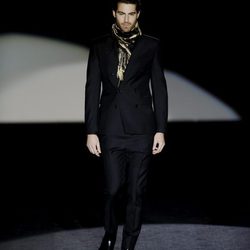 Traje negro de la colección otoño/invierno 2013/2014 de Roberto Verino en Madrid Fashion Week