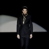 Traje negro de la colección otoño/invierno 2013/2014 de Roberto Verino en Madrid Fashion Week