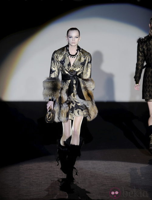 Abrigo metalizado con pieles de la colección otoño/invierno 2013/2014 de Roberto Verino en Madrid Fashion Week