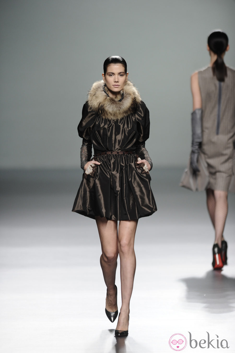 Abrigo ceñido a la cintura con cuello en piel de la colección otoño/invierno 2013/2014 de Victorio y Lucchino en Madrid Fashion Week