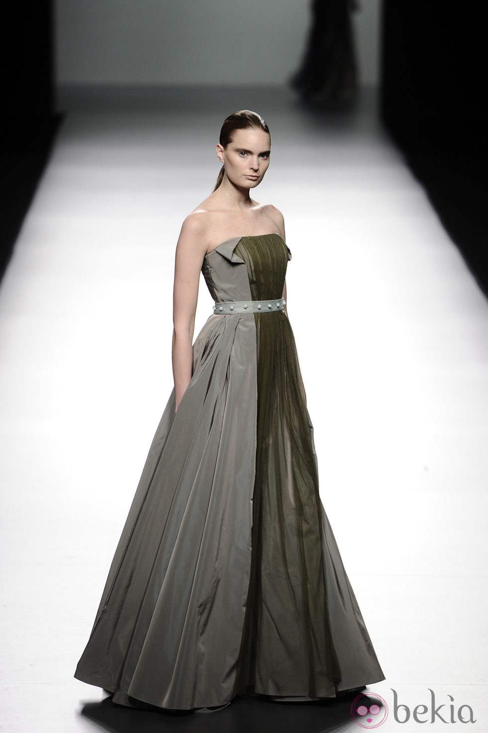 Vestido palabra de honor de la colección otoño/invierno 2013/2014 de Victorio & Lucchino en Madrid Fashion Week