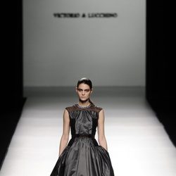Vestido voluminoso de la colección otoño/invierno 2013/2014 de Victorio & Lucchino en Madrid Fashion Week