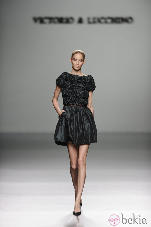 Vestido negro de cuero de la colección otoño/invierno 2013/2014 de Victorio y Lucchino en Madrid Fashion Week