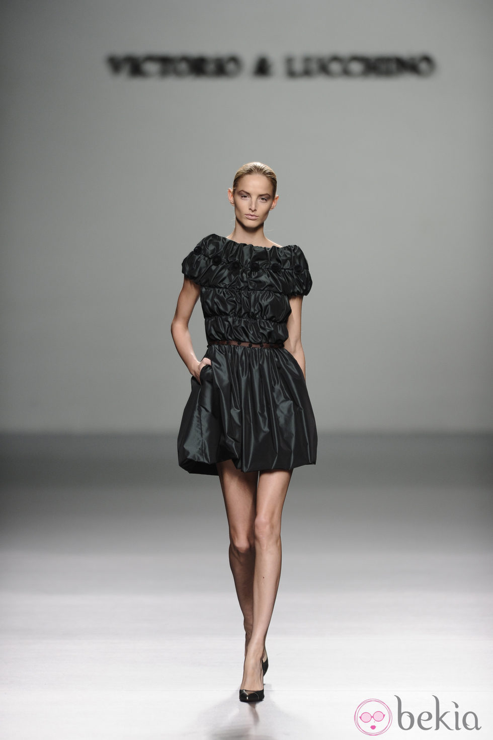 Vestido negro de cuero de la colección otoño/invierno 2013/2014 de Victorio y Lucchino en Madrid Fashion Week