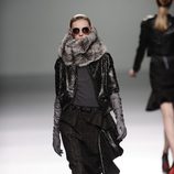 Falda negra con volantes de la colección otoño/invierno 2013/2014 de Victorio y Lucchino en Madrid Fashion Week