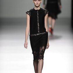 Vestido negro con encaje de la colección otoño/invierno 2013/2014 de Victorio y Lucchino en Madrid Fashion Week