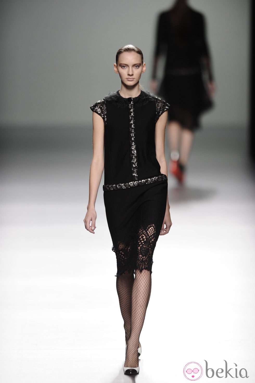 Vestido negro con encaje de la colección otoño/invierno 2013/2014 de Victorio y Lucchino en Madrid Fashion Week