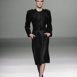 Vestido negro con hombros abultados de la colección otoño/invierno 2013/2014 de Victorio y Lucchino en Madrid Fashion Week