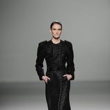 Vestido negro con hombros abultados de la colección otoño/invierno 2013/2014 de Victorio y Lucchino en Madrid Fashion Week
