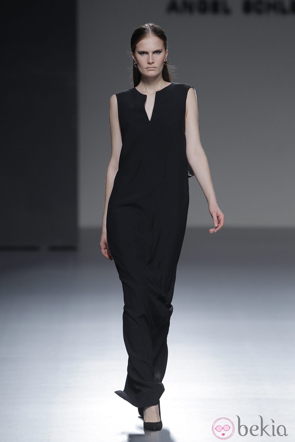 Vestido negro largo de la colección otoño/invierno 2013/2014 de Ángel Schlesser en Madrid Fashion Week
