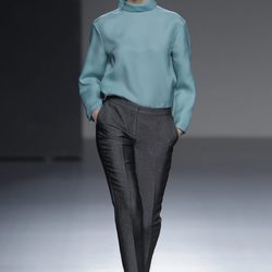 Pantalón gris brillante de la colección otoño/invierno 2013/2014 de Ángel Schlesser en Madrid Fashion Week