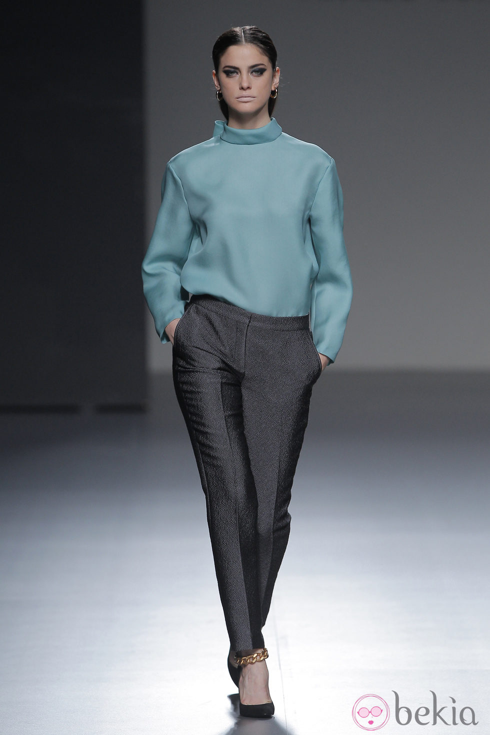 Pantalón gris brillante de la colección otoño/invierno 2013/2014 de Ángel Schlesser en Madrid Fashion Week