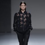 Camisa con transparencias de la colección otoño/invierno 2013/2014 de Ángel Schlesser en Madrid Fashion Week
