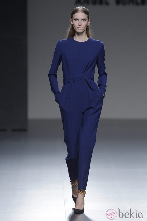 Mono azul de la colección otoño/invierno 2013/2014 de Ángel Schlesser en Madrid Fashion Week