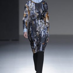 Vestido de seda con estampados de la colección otoño/invierno 2013/2014 de Ángel Schlesser en Madrid Fashion Week