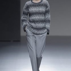 Jersey de rayas grises de la colección otoño/invierno 2013/2014 de Ángel Schlesser en Madrid Fashion Week