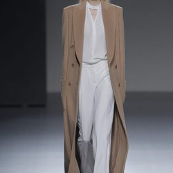 Abrigo largo camel de la colección otoño/invierno 2013/2014 de Ángel Schlesser en Madrid Fashion Week