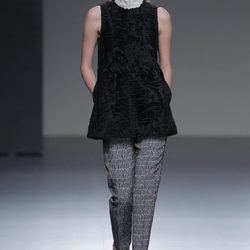 Pantalón negro con geometría de la colección otoño/invierno 2013/2014 de Ángel Schlesser en Madrid Fashion Week