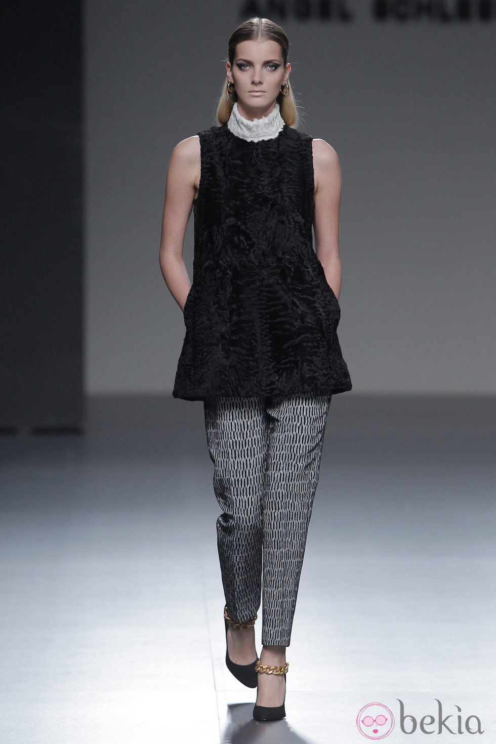 Pantalón negro con geometría de la colección otoño/invierno 2013/2014 de Ángel Schlesser en Madrid Fashion Week