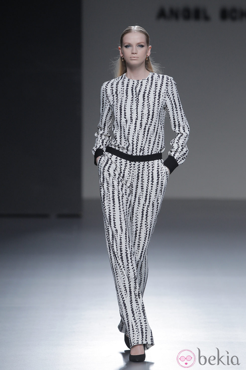 Mono blanco con geometrías negras de la colección otoño/invierno 2013/2014 de Ángel Schlesser en Madrid Fashion Week