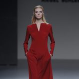 Vestido rojo largo de la colección otoño/invierno 2013/2014 de Ángel Schlesser en Madrid Fashion Week