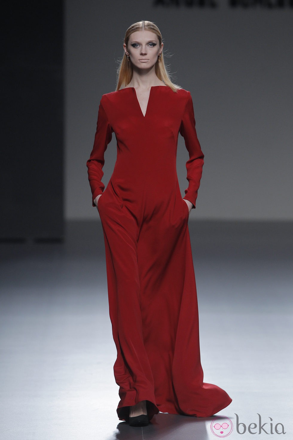 Vestido rojo largo de la colección otoño/invierno 2013/2014 de Ángel Schlesser en Madrid Fashion Week