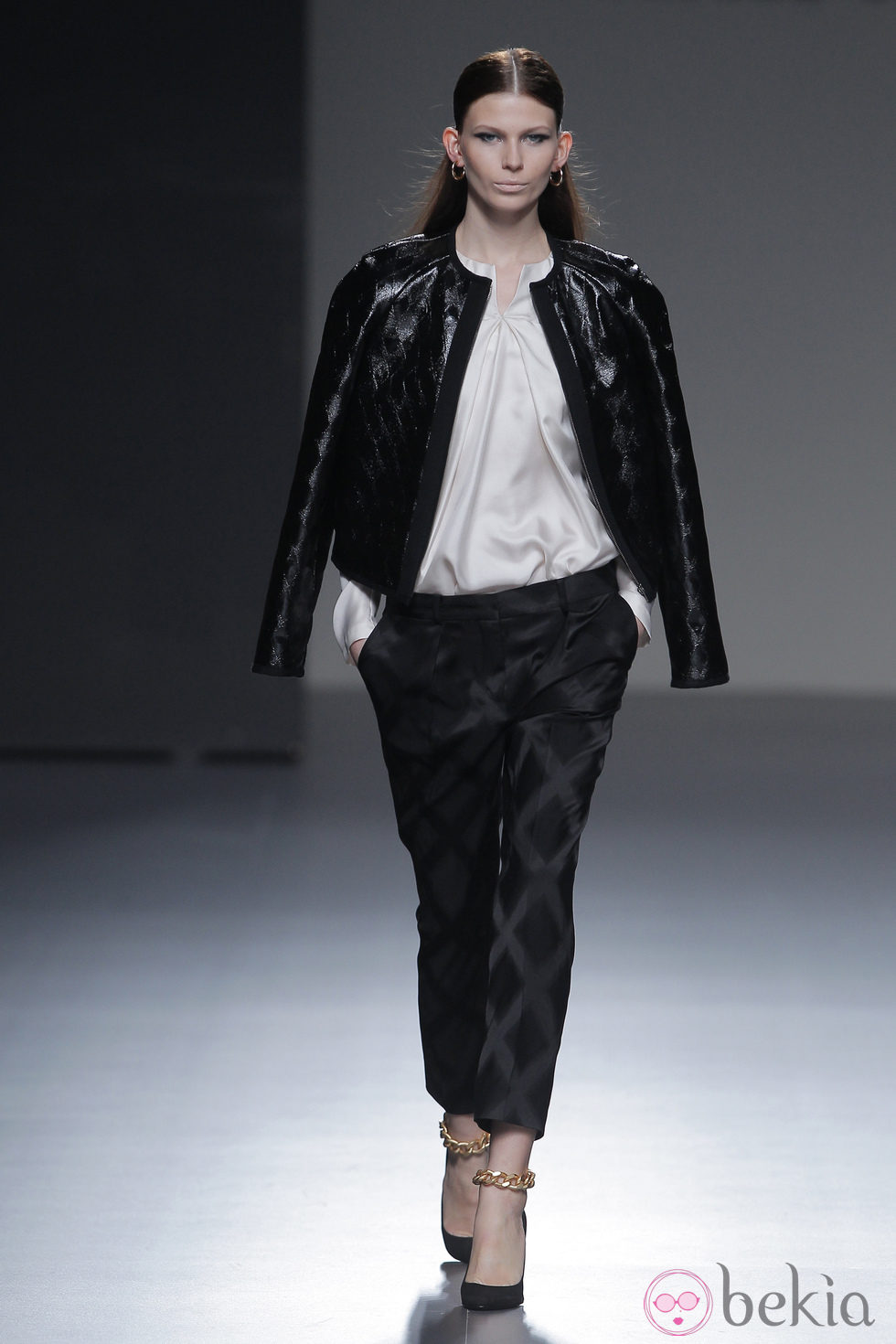 Combinación de negro y blanco de la colección otoño/invierno 2013/2014 de Ángel Schlesser en Madrid Fashion Week
