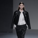 Combinación de negro y blanco de la colección otoño/invierno 2013/2014 de Ángel Schlesser en Madrid Fashion Week