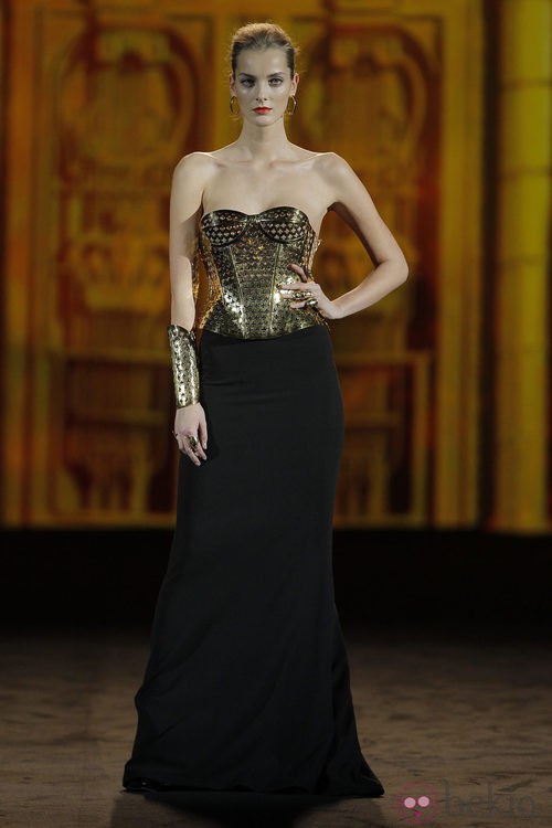 Corsé en oro de la colección otoño/invierno 2013/2014 de Aristocrazy en Madrid Fashion Week