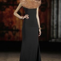 Collar con forma de plumas de la colección otoño/invierno 2013/2014 de Aristocrazy en Madrid Fashion Week