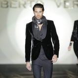 Americana de terciopelo de caballero de la colección otoño/invierno 2013/2014 de Roberto Verino en Madrid Fashion Week