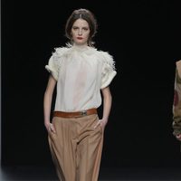 Camisa blanca con plumas de la colección otoño/invierno 2013/2014 de Ion Fiz en Madrid Fashion Week