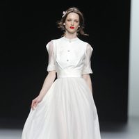 Vestido blanco plisado de la colección otoño/invierno 2013/2014 de Ion Fiz en Madrid Fashion Week