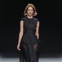 Vestido negro con transparencias otoño/invierno 2013/2014 de Ion Fiz en Madrid Fashion Week