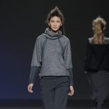 Jersey gris con detalles verdes de la colección otoño/invierno 2013/2014 de Sara Coleman en Madrid Fashion Week