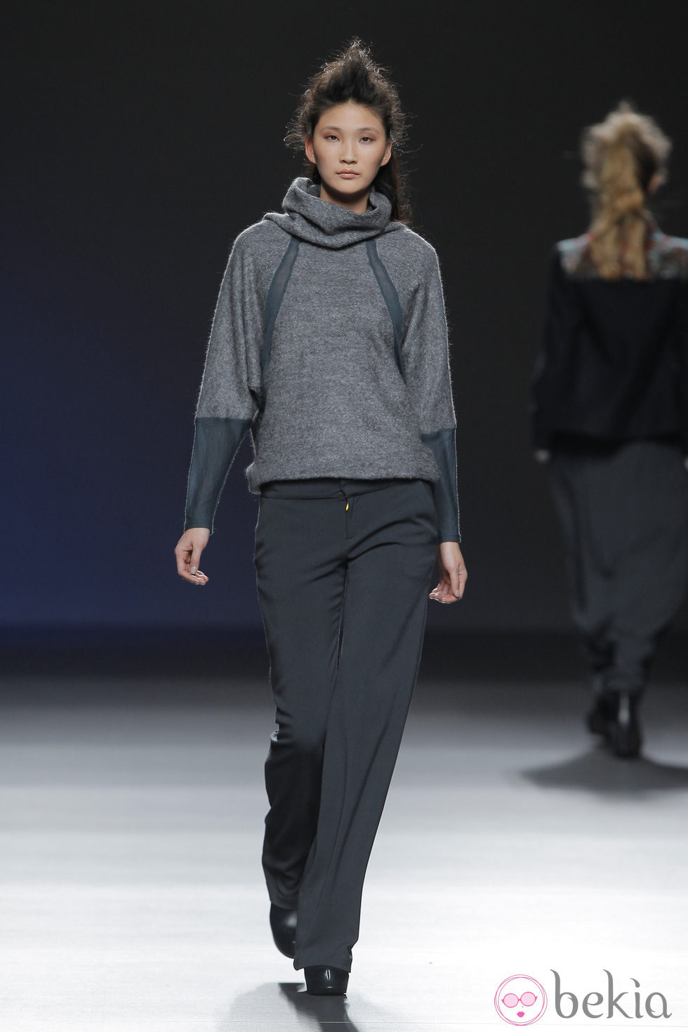 Jersey gris con detalles verdes de la colección otoño/invierno 2013/2014 de Sara Coleman en Madrid Fashion Week