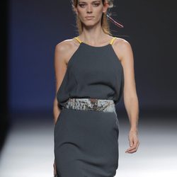 Vestido gris plomo de la colección otoño/invierno 2013/2014 de Sara Coleman en Madrid Fashion Week