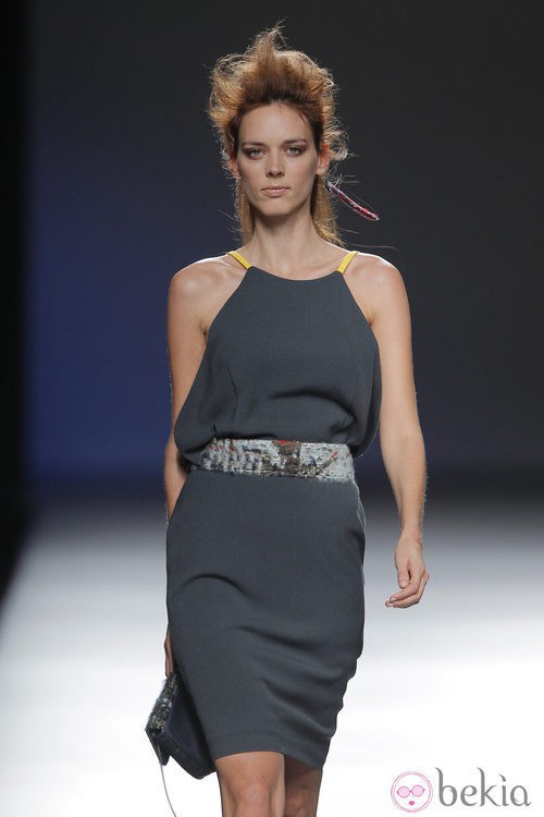 Vestido gris plomo de la colección otoño/invierno 2013/2014 de Sara Coleman en Madrid Fashion Week