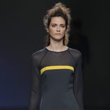 Vestido negro con raya amarilla de la colección otoño/invierno 2013/2014 de Sara Coleman en Madrid Fashion Week