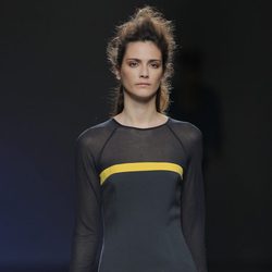 Vestido negro con raya amarilla de la colección otoño/invierno 2013/2014 de Sara Coleman en Madrid Fashion Week