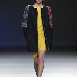 Vestido amarillo con abrigo étnico de la colección otoño/invierno 2013/2014 de Sara Coleman en Madrid Fashion Week