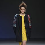 Vestido amarillo con abrigo étnico de la colección otoño/invierno 2013/2014 de Sara Coleman en Madrid Fashion Week