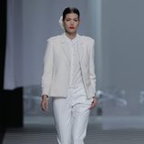 Traje de chaqueta blanco de la colección otoño/invierno 2013/2014 de David Delfín en Madrid Fashion Week