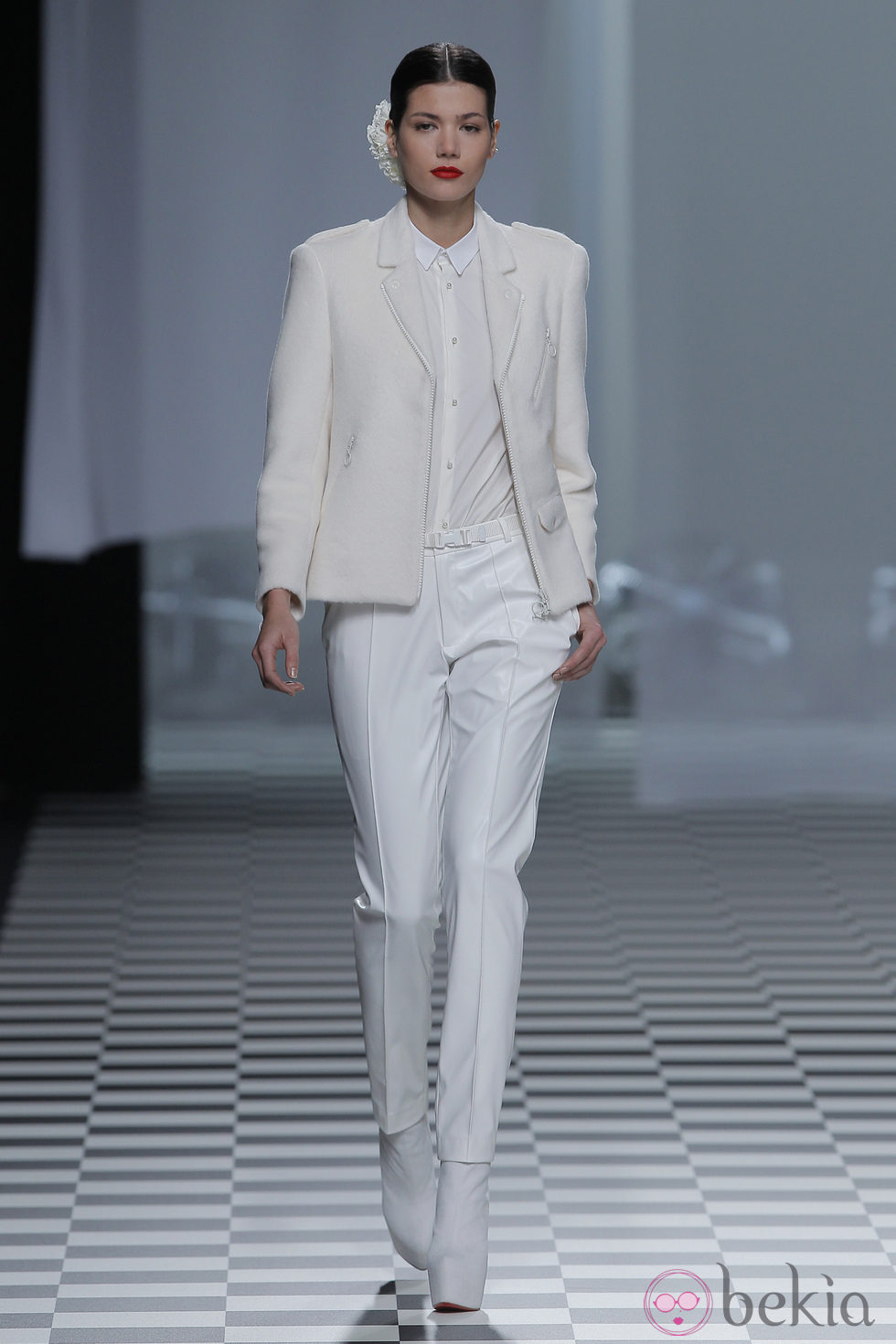 Traje de chaqueta blanco de la colección otoño/invierno 2013/2014 de David Delfín en Madrid Fashion Week
