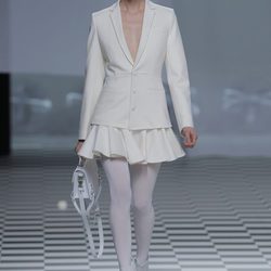 Americana con minifalda blanca de la colección otoño/invierno 2013/2014 de David Delfín en Madrid Fashion Week