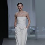 Mono palabra de honor blanco de la colección otoño/invierno 2013/2014 de David Delfín en Madrid Fashion Week