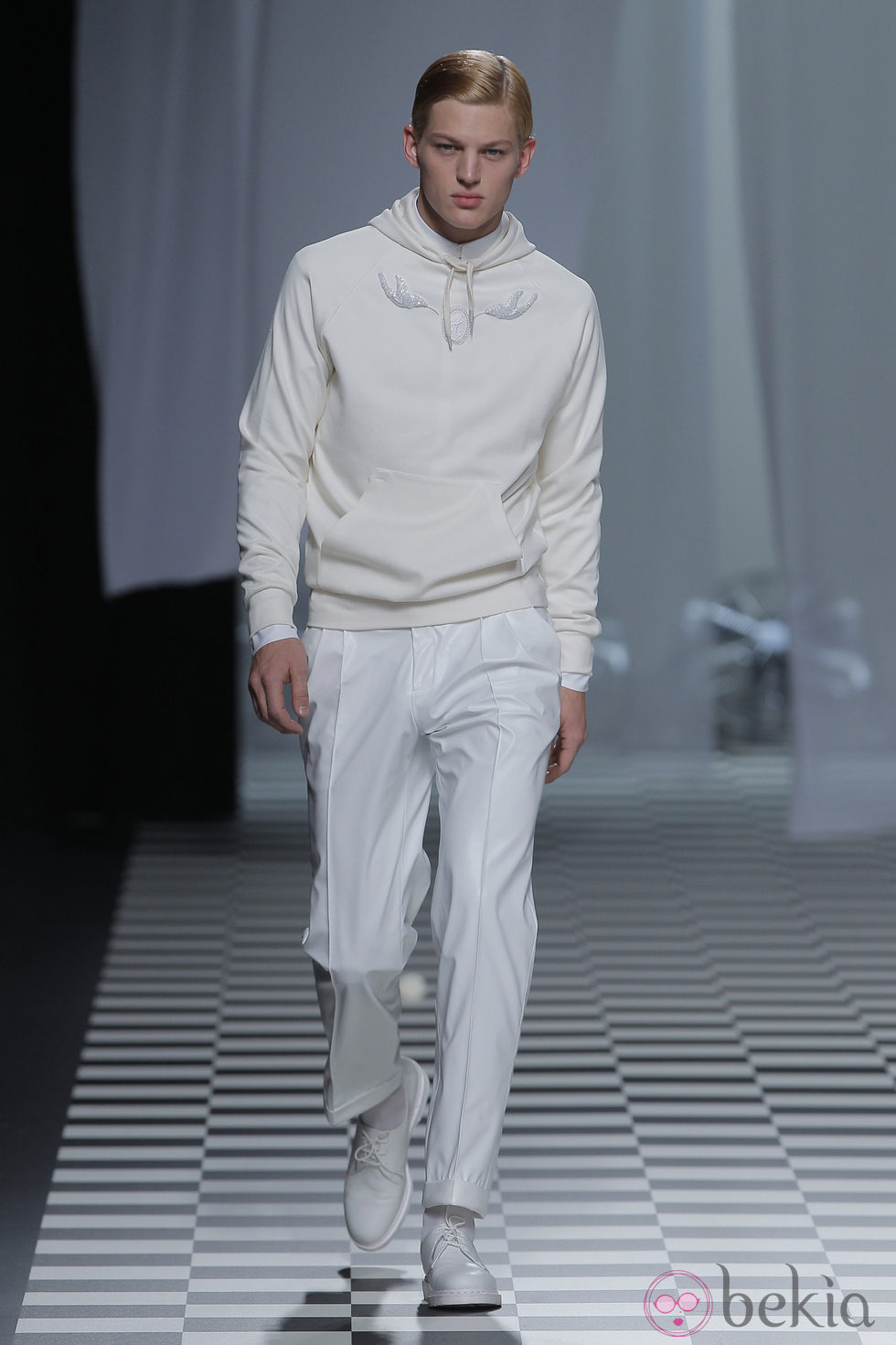 Sudadera y pantalones de vestir de la colección otoño/invierno 2013/2014 de David Delfín en Madrid Fashion Week