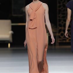 Vestido largo naranja de la colección otoño/invierno 2013/2014 de Juanjo Oliva en Madrid Fashion Week